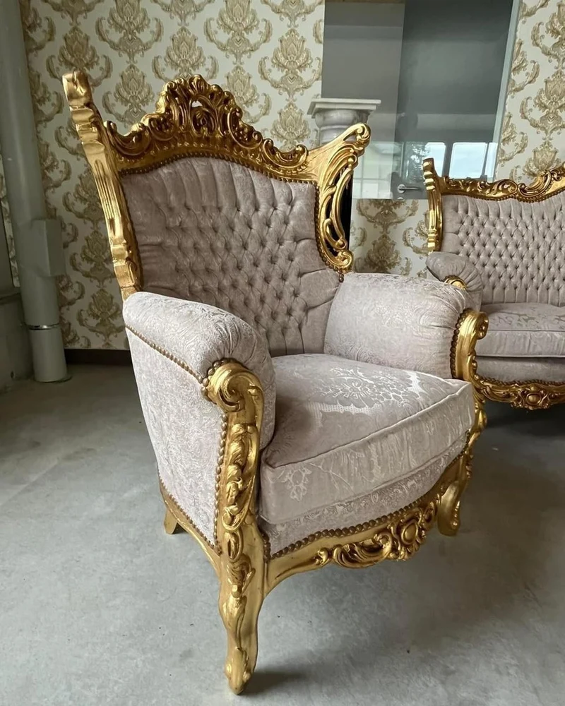 Casa Padrino Barock Wohnzimmer Set Grau Muster / Gold - 1 Barock Sofa & 2 Barock Sessel - Wohnzimmer Möbel im Barockstil - Barock Möbel - Barock Wohnzimmer Einrichtung