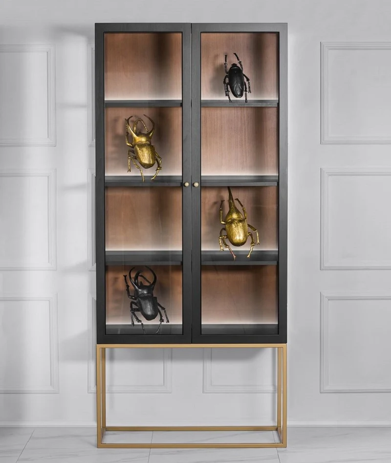 Casa Padrino Luxus Vitrine mit LED Beleuchtung Matt Schwarz / Messing / Matt Cognac 90 x 40 x H. 200 cm - Beleuchteter Massivholz Vitrinenschrank mit 2 Glastüren - Wohnzimmer Möbel - Luxus Möbel