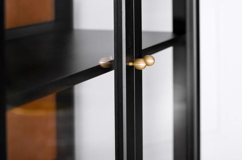 Casa Padrino Luxus Vitrine mit LED Beleuchtung Matt Schwarz / Messing / Matt Cognac 90 x 40 x H. 200 cm - Beleuchteter Massivholz Vitrinenschrank mit 2 Glastüren - Wohnzimmer Möbel - Luxus Möbel