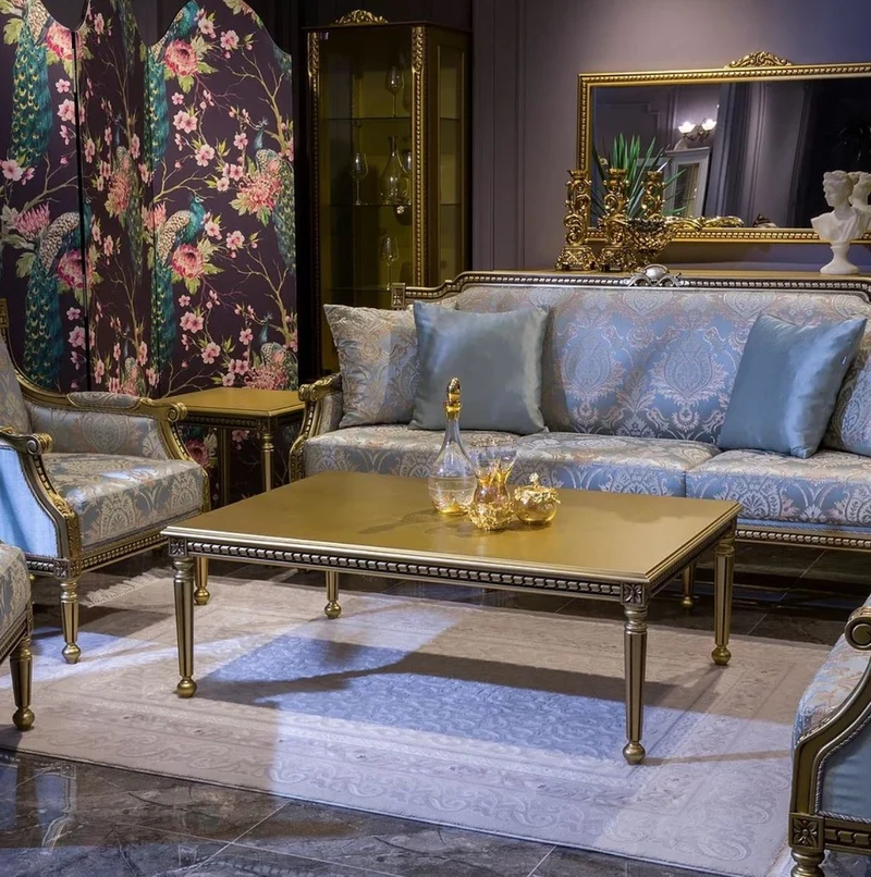 Casa Padrino Luxus Barock Wohnzimmer Set Hellblau / Gold - 2 Barock Sofas & 2 Barock Sessel & 1 Barock Couchtisch - Wohnzimmer Möbel im Barockstil - Barock Möbel - Barock Einrichtung