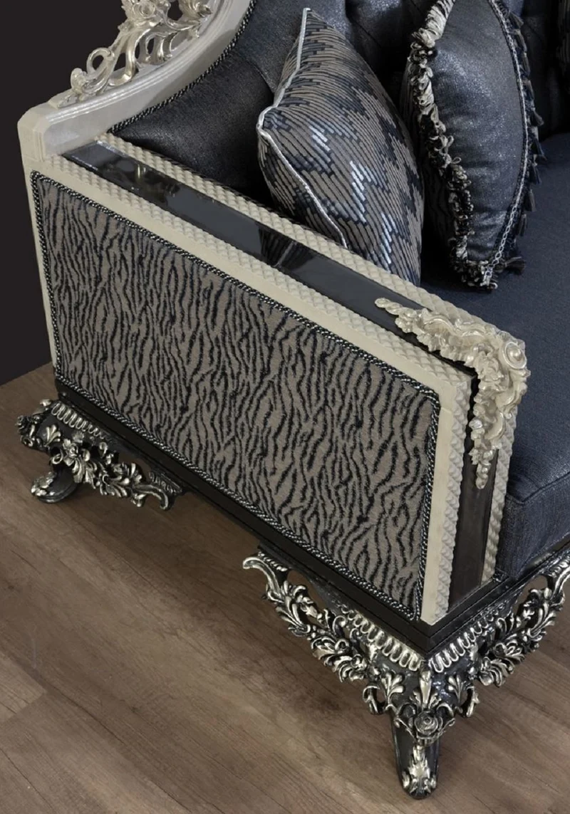 Casa Padrino Luxus Barock Sofa Blau / Grau / Weiß / Schwarz / Silber - Prunkvolles Wohnzimmer Sofa mit elegantem Muster - Barock Wohnzimmer & Hotel Möbel - Edel & Prunkvoll