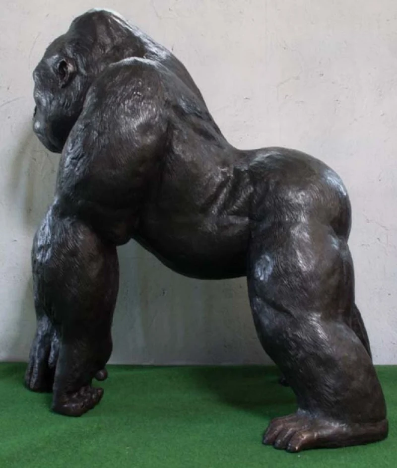 Casa Padrino Luxus Bronze Deko Skulptur Gorilla Affe 102 x 147 x H. 152 cm - Riesiege Bronze Skulptur - Lebensgroße Tierfigur - XXL Bronze Gorilla Figur - XXL Garten Skulptur - Luxus Garten Deko