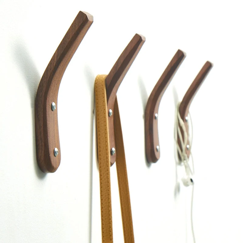 Wandmontierte handgefertigte Kleiderhaken aus Holz