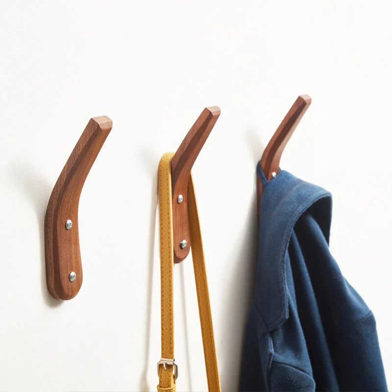 Wandmontierte handgefertigte Kleiderhaken aus Holz