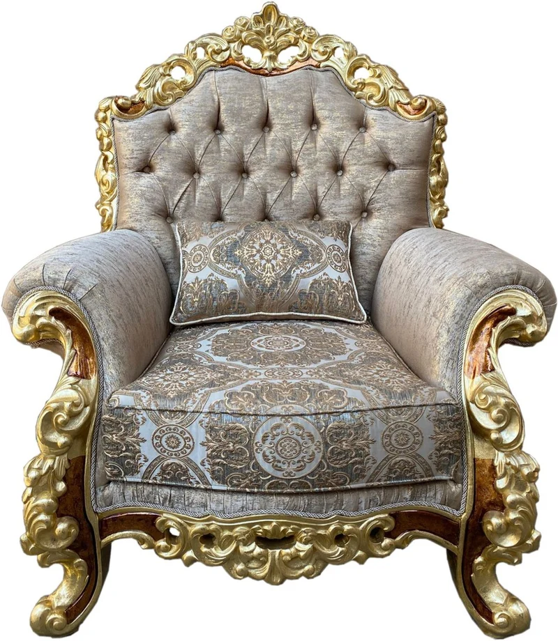 Casa Padrino Luxus Barock Sessel Creme Muster / Gold / Braun / Gold - Prunkvoller Wohnzimmer Sessel mit dekorativem Kissen - Barock Möbel