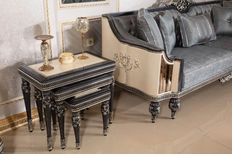 Casa Padrino Luxus Barock Sofa Hellblau / Beige / Schwarz / Gold - Prunkvolles Wohnzimmer Sofa mit elegantem Muster - Barock Wohnzimmer & Hotel Möbel - Edel & Prunkvoll