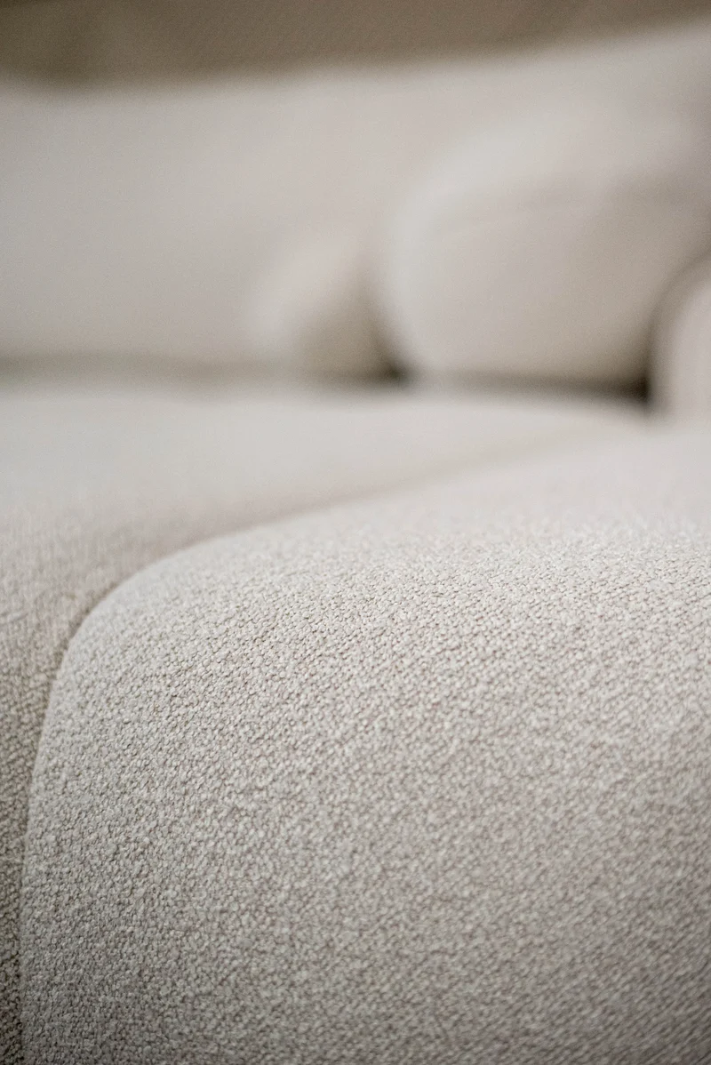 Ecksofa mit Schlaffunktion Dandelino, L-Form, rechtsseitig, mit Stauraum, cremefarbenes Bouclé