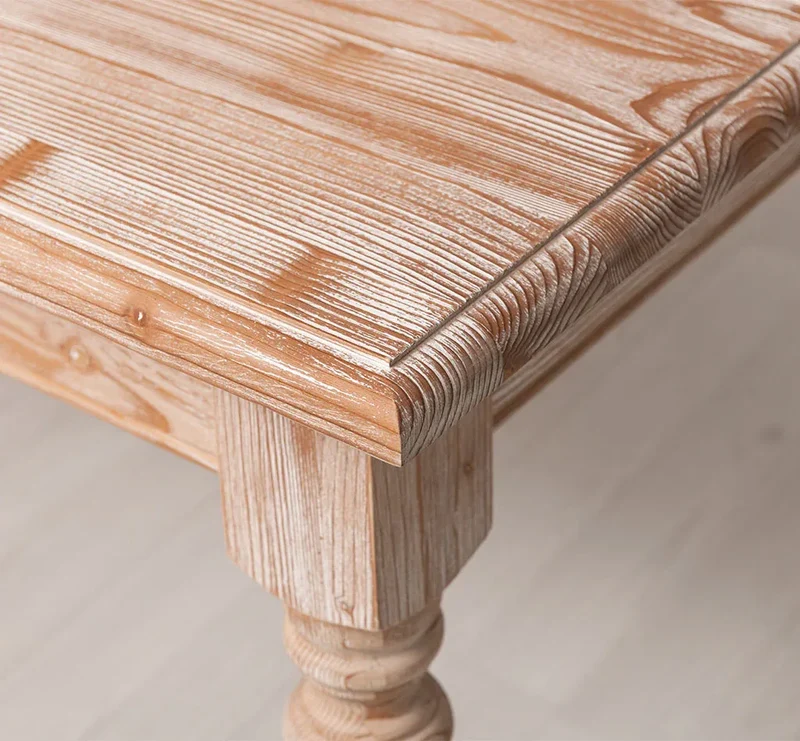 Esstisch aus Massivholz im Landhausstil mit gedrehten Beinen