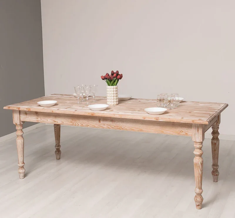 Esstisch aus Massivholz im Landhausstil mit gedrehten Beinen