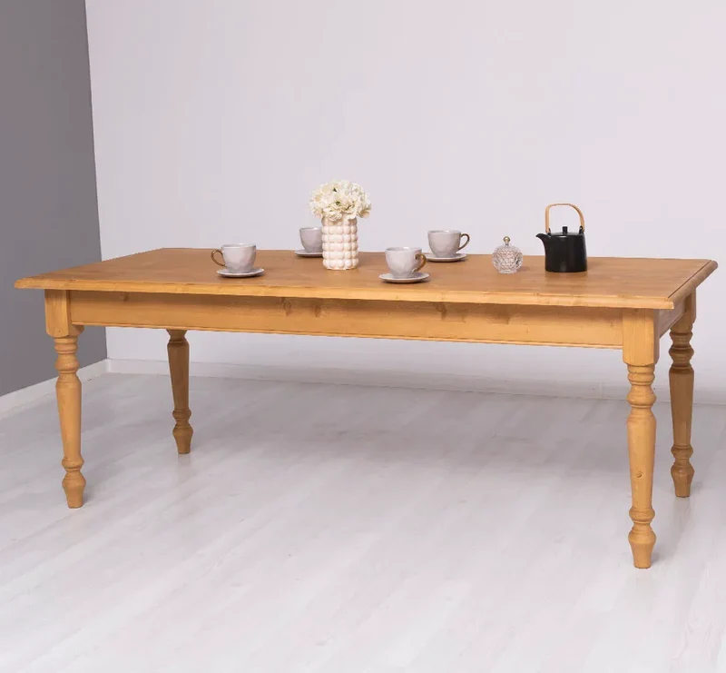 Esstisch aus Massivholz im Landhausstil mit gedrehten Beinen