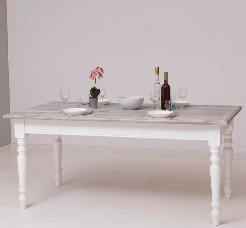 Esstisch aus Massivholz im Landhausstil mit gedrehten Beinen