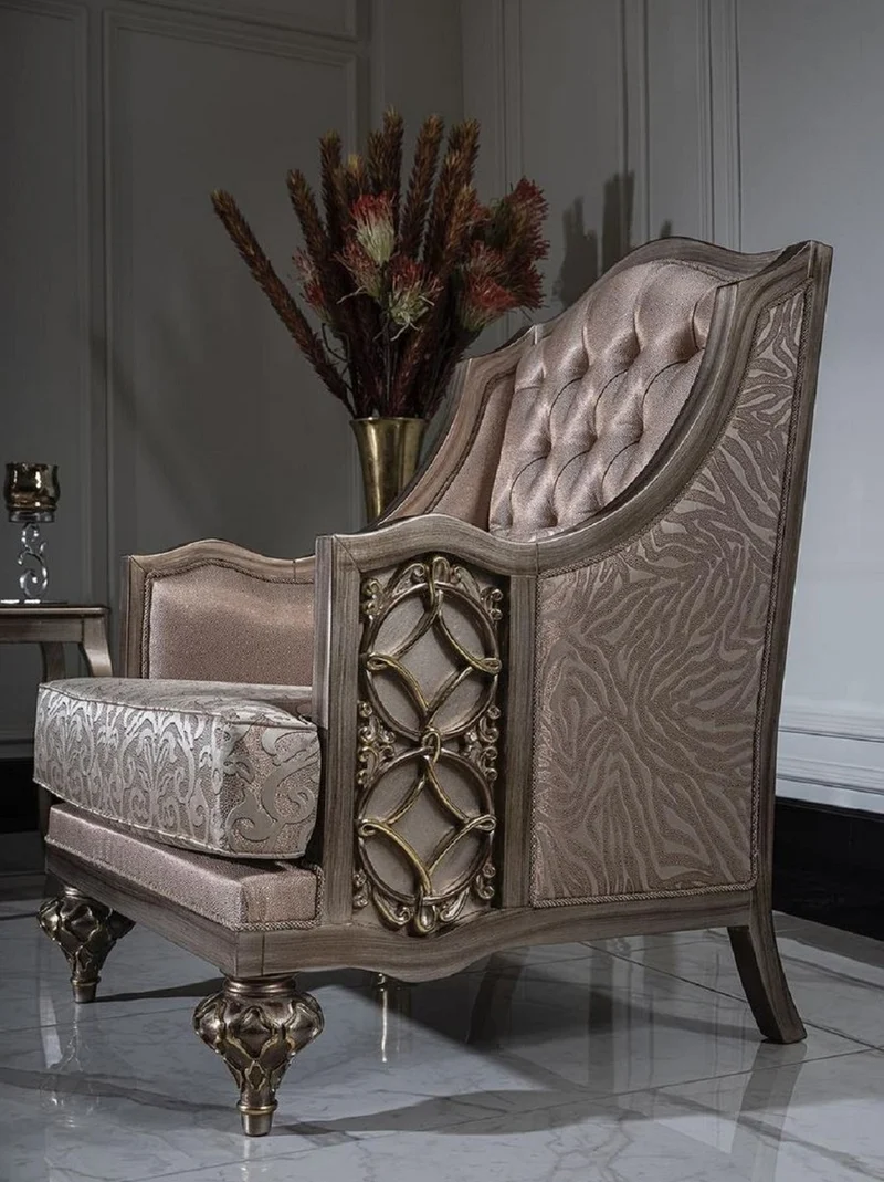 Casa Padrino Luxus Barock Sessel Rosa / Silber - Handgefertigter Barockstil Sessel mit elegantem Muster und dekorativem Kissen - Prunkvolle Barock Wohnzimmer Möbel