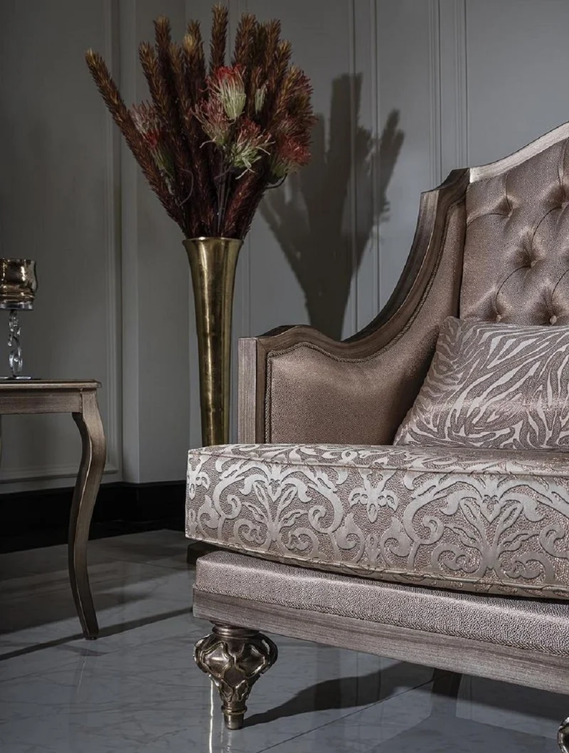Casa Padrino Luxus Barock Sessel Rosa / Silber - Handgefertigter Barockstil Sessel mit elegantem Muster und dekorativem Kissen - Prunkvolle Barock Wohnzimmer Möbel