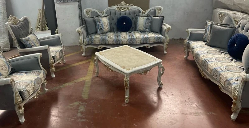 Casa Padrino Luxus Barock Wohnzimmer Set Grau / Mehrfarbig / Weiß / Gold - 2 Barock Sofas & 2 Barock Sessel & 1 Barock Couchtisch - Handgefertigte Barock Wohnzimmer Möbel - Edel & Prunkvoll