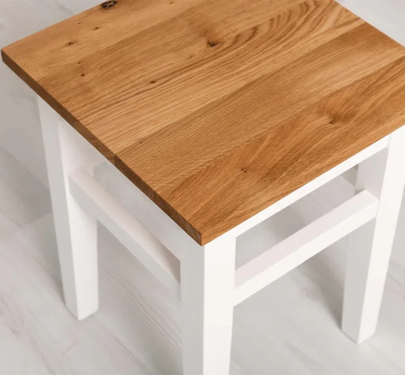 Hocker aus Massivholz mit Sitzfläche aus Eiche