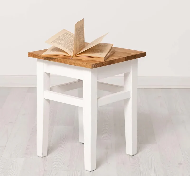 Hocker aus Massivholz mit Sitzfläche aus Eiche