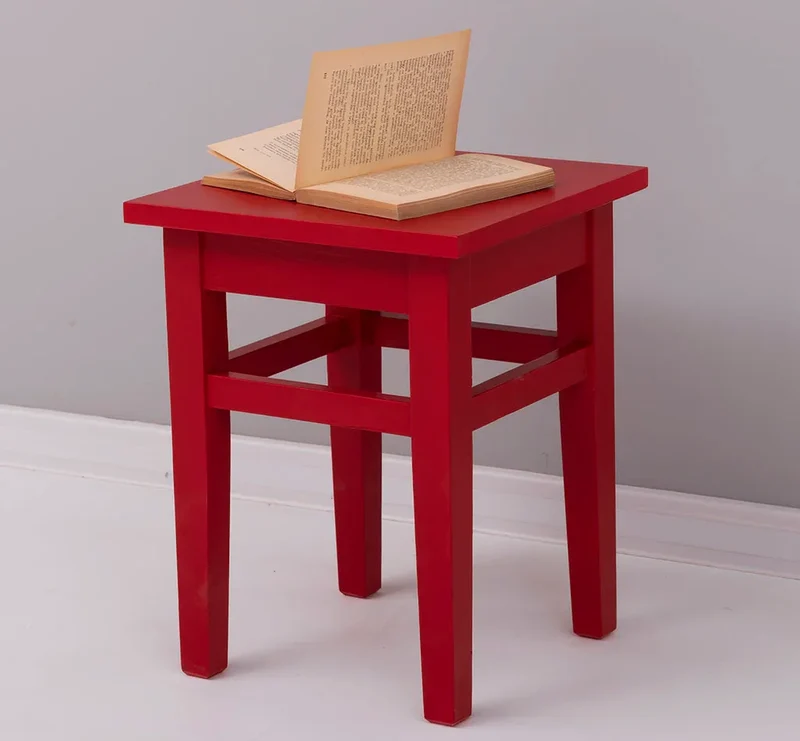 Hocker aus Massivholz in verschiedenen Farben