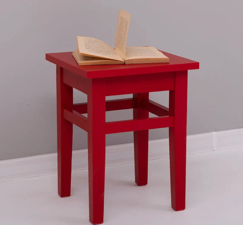 Hocker aus Massivholz in verschiedenen Farben