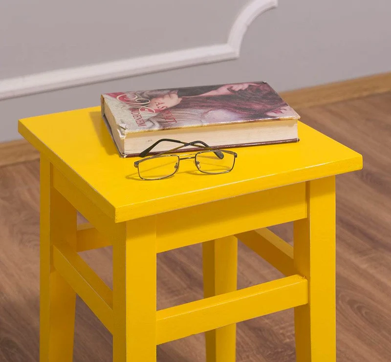 Hocker aus Massivholz in verschiedenen Farben