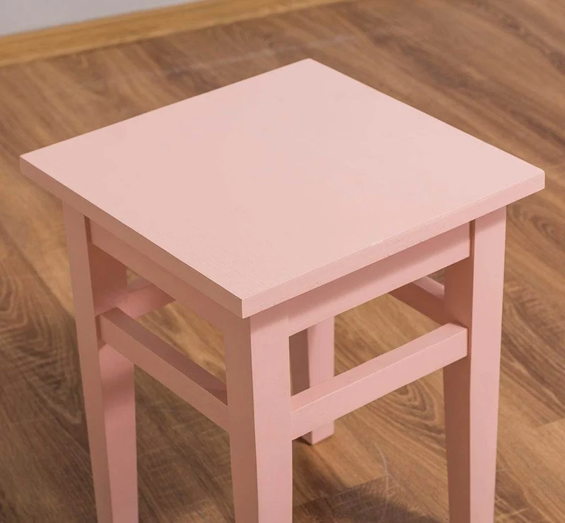 Hocker aus Massivholz in verschiedenen Farben