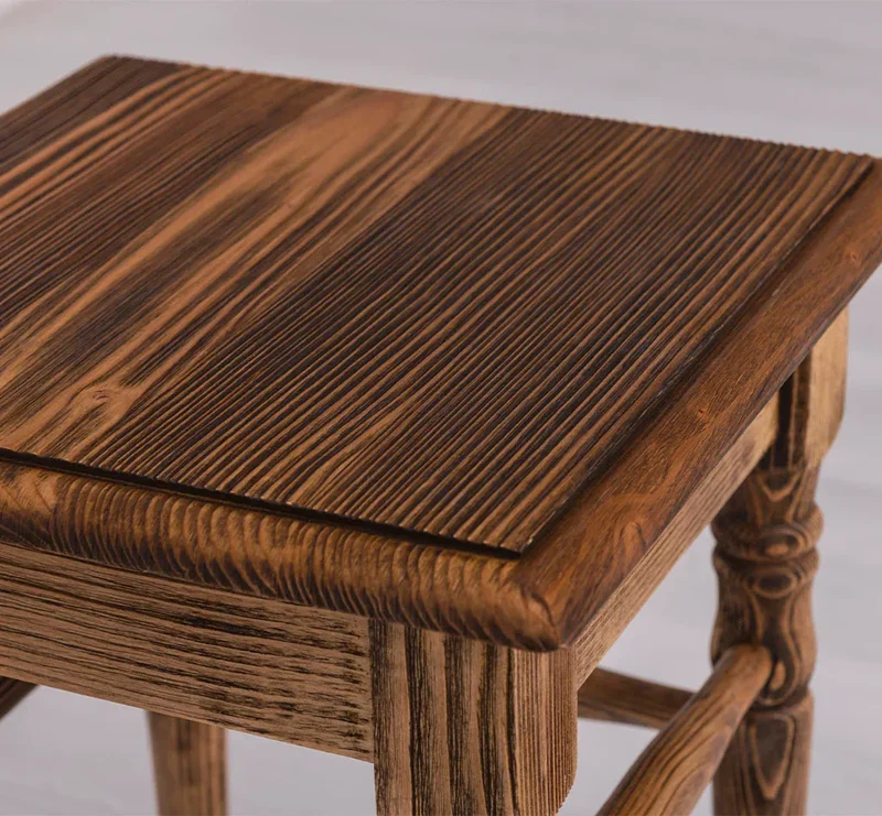 Hocker aus Massivholz mit gedrechselten Beinen