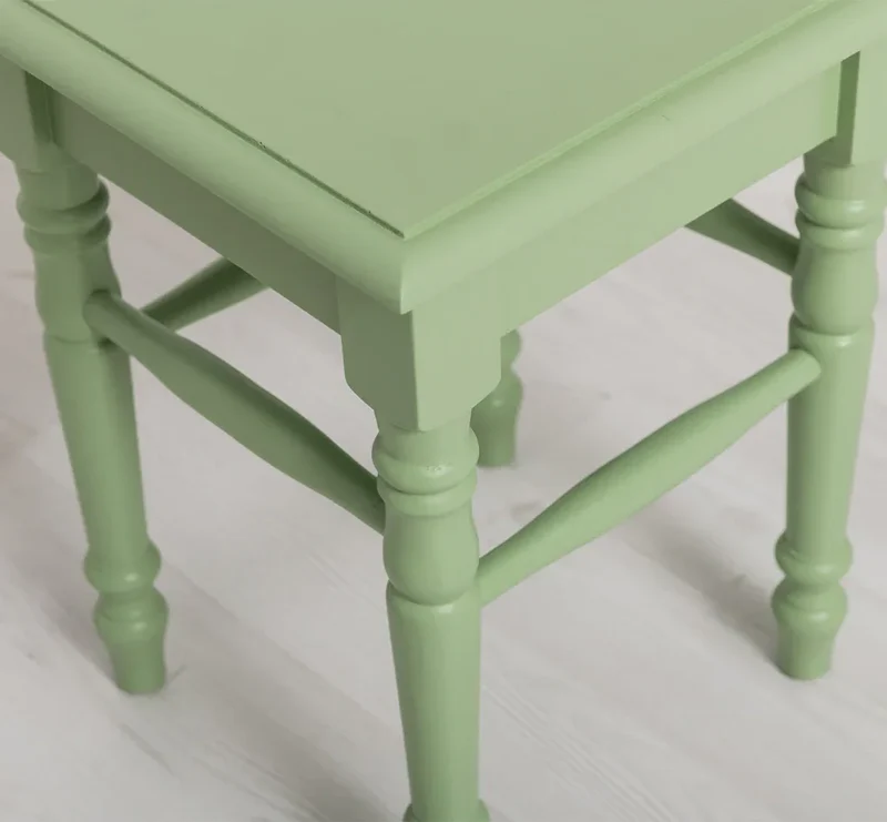 Hocker aus Massivholz mit gedrechselten Beinen