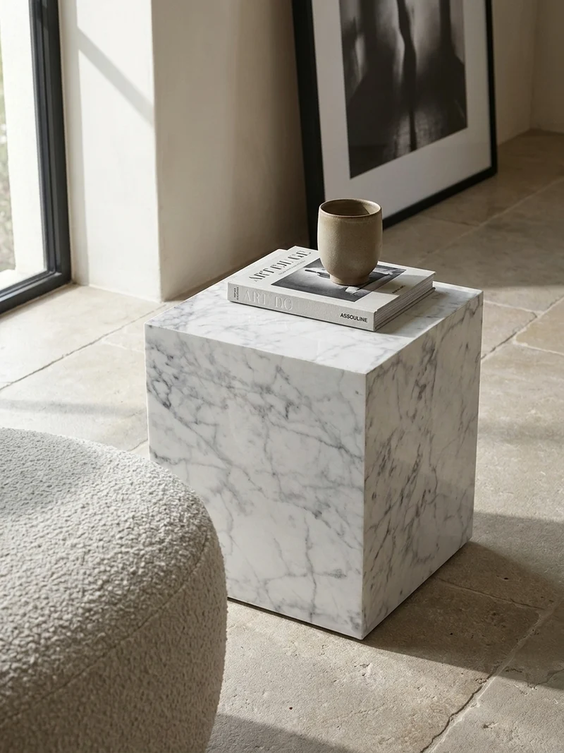 Couchtisch MONOBLOC in Hochglanz mit Marmor-Optik, Würfelform