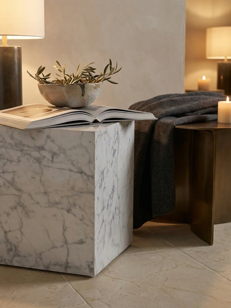 Couchtisch MONOBLOC in Hochglanz mit Marmor-Optik, Würfelform