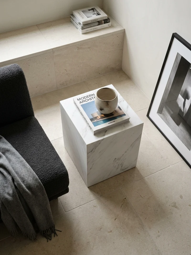 Couchtisch MONOBLOC in Hochglanz mit Marmor-Optik, Würfelform