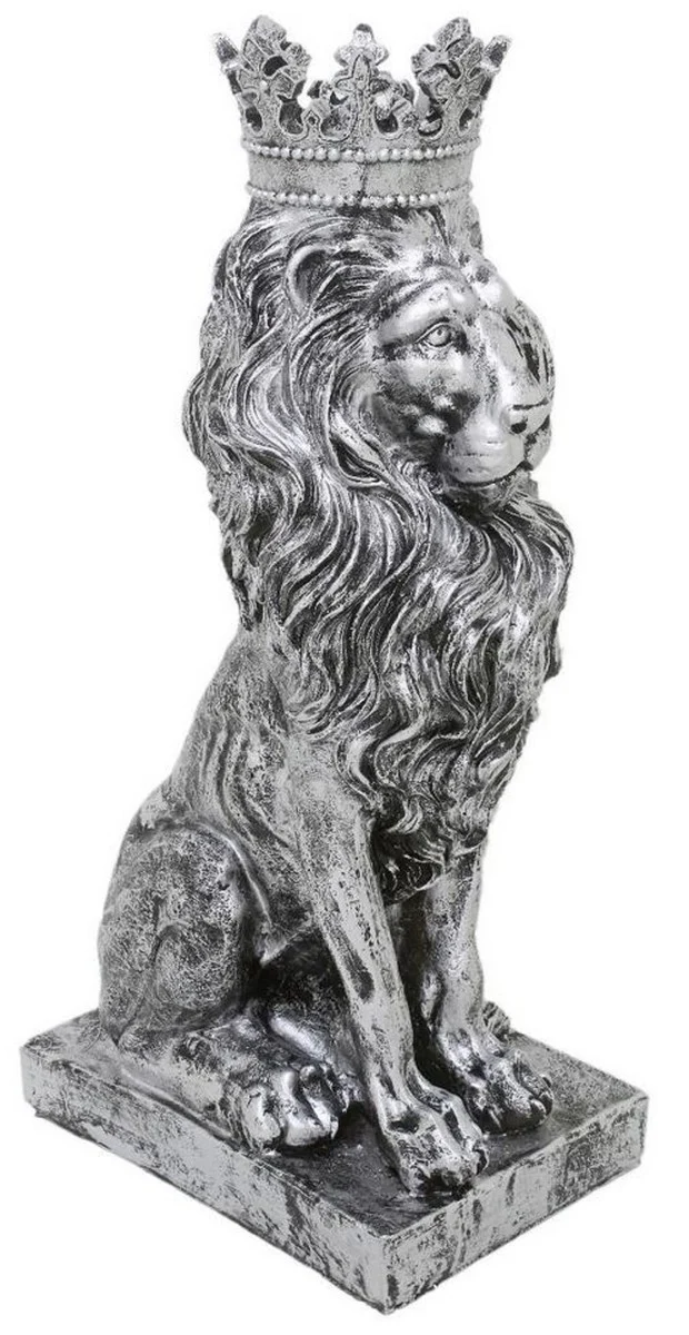 Casa Padrino Barock Deko Skulptur Löwe mit Krone Silber 25 x H. 75 cm - Prunkvolle Kunstharz Dekofigur - Barock Wohnzimmer Deko Accessoires