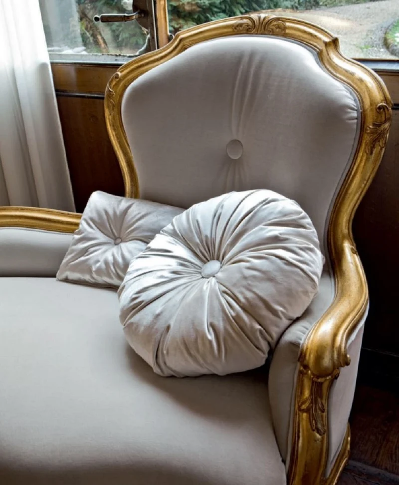 Casa Padrino Luxus Barock Sofa Grau / Gold - Prunkvolles Barockstil Wohnzimmer Sofa - Luxus Wohnzimmer Möbel im Barockstil - Barock Möbel - Luxus Qualität - Made in Italy