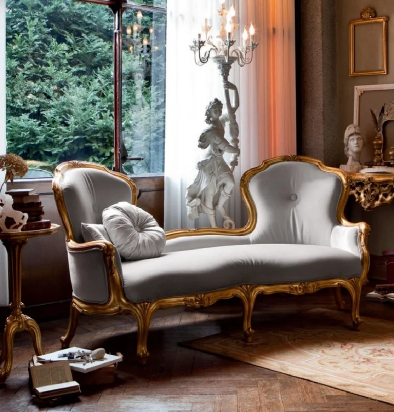 Casa Padrino Luxus Barock Sofa Grau / Gold - Prunkvolles Barockstil Wohnzimmer Sofa - Luxus Wohnzimmer Möbel im Barockstil - Barock Möbel - Luxus Qualität - Made in Italy