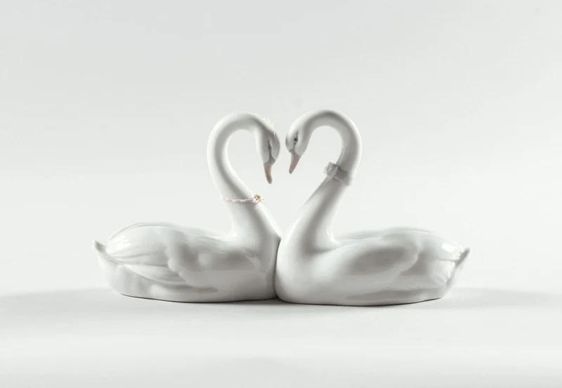 Casa Padrino Luxus Porzellan Figur Schwäne Weiß / Mehrfarbig 27 x 10 x H. 13 cm - Hochwertige Deko Skulptur - Erstklassische Qualität - Made in Spain