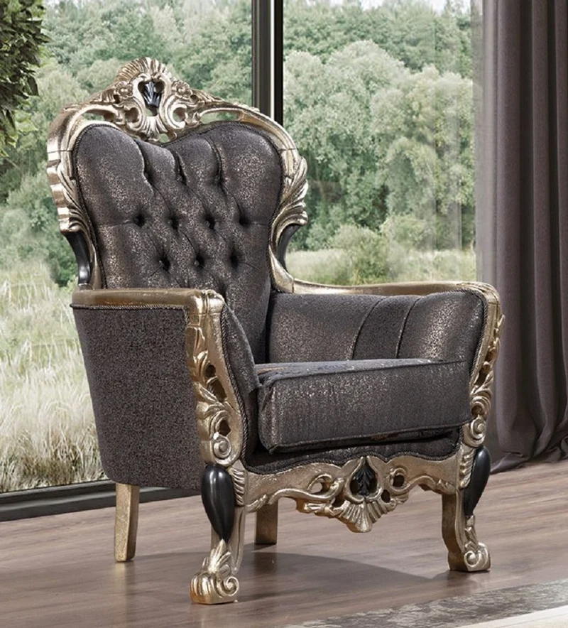 Casa Padrino Luxus Barock Sessel Lila / Antik Gold / Schwarz - Prunkvoller Wohnzimmer Sessel mit elegantem Muster - Luxus Wohnzimmer Möbel im Barockstil - Barock Möbel - Barock Einrichtung