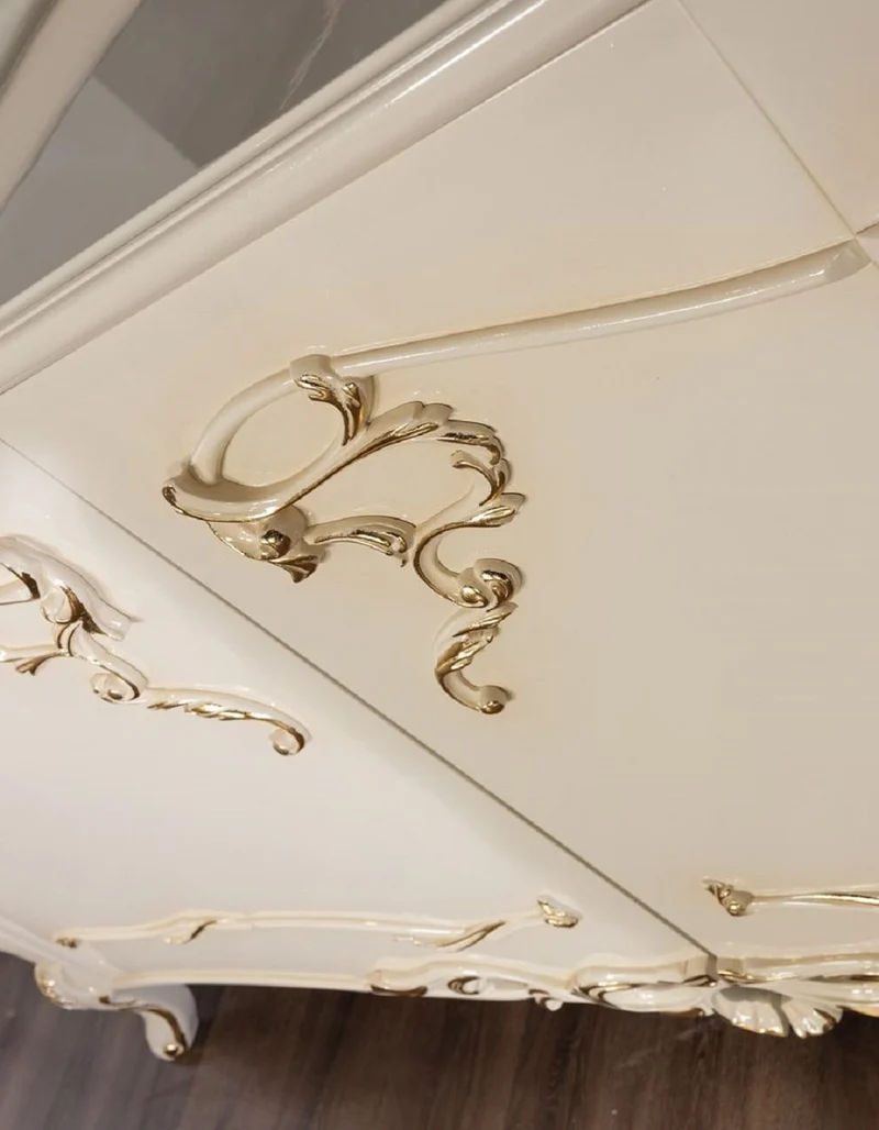 Casa Padrino Luxus Barock Sideboard Weiß / Gold - Barockstil Massivholz Schrank mit 4 Türen - Luxus Esszimmer Möbel im Barockstil - Barock Esszimmer Möbel - Barock Küchen Möbel