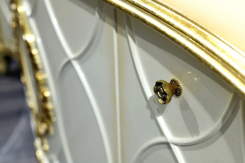 Casa Padrino Luxus Barock Wohnzimmer Set Weiß / Antik Gold - Prunkvolle Barock Kommode und 3 Wandspiegel - Barockmöbel