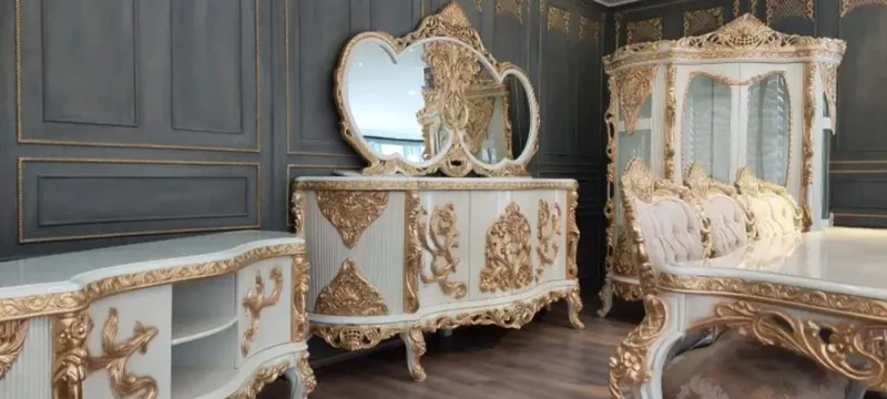 Casa Padrino Luxus Barock Vitrine Weiß / Gold - Prunkvoller Massivholz Vitrinenschrank mit 2 Glastüren - Handgefertigte Barock Möbel
