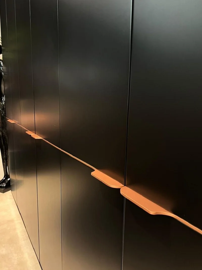 Casa Padrino Luxus Schlafzimmerschrank Schwarz / Kupfer 280 x 62 x H. 238 cm - Massivholz Kleiderschrank mit 6 Türen - Schlafzimmer Möbel - Hotel Möbel - Luxus Möbel