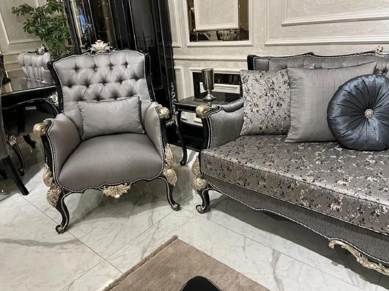 Casa Padrino Luxus Barock Wohnzimmer Sessel Silber / Schwarz / Silber - Handgefertigter Barockstil Sessel mit dekorativem Kissen - Barock Wohnzimmer Möbel