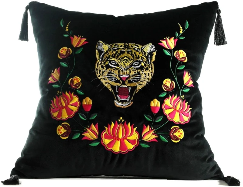 Casa Padrino Luxus Deko Kissen mit Troddeln Tiger Schwarz / Mehrfarbig 45 x 45 cm - Feinster Samtstoff - Luxus Qualität