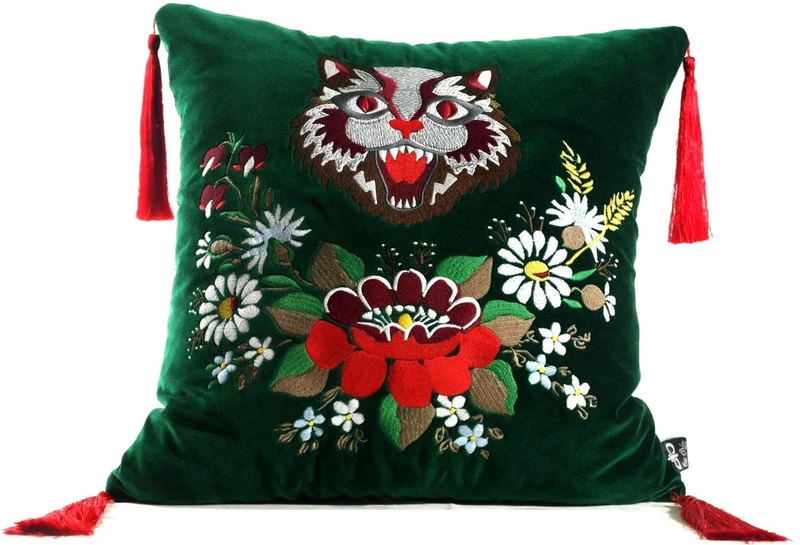 Casa Padrino Luxus Deko Kissen mit Troddeln Cat Grün / Mehrfarbig 45 x 45 cm - Feinster Samtstoff - Wohnzimmer Kissen