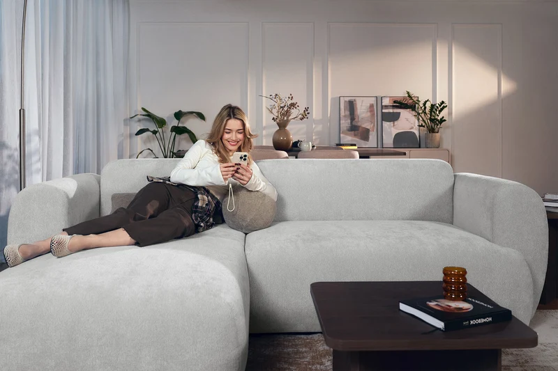 Ecksofa mit Schlaffunktion Emia, L-förmig, linksseitig, hellgrauer Chenillestoff