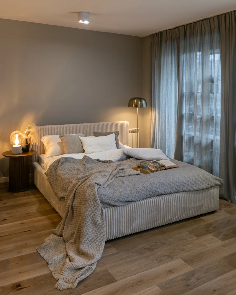 Polsterbett 140x200 cm Tilio mit Stauraum, Metallrahmen, cremefarben, dicker Cordstoff
