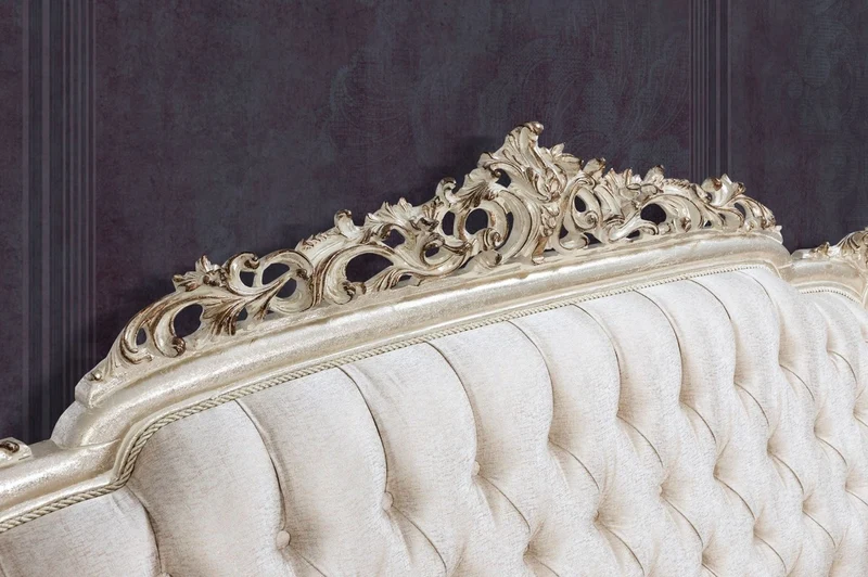 Casa Padrino Luxus Barock Sofa Cremefarben / Beige / Antik Gold - Prunkvolles Wohnzimmer Sofa mit elegantem Muster - Barock Wohnzimmer Möbel
