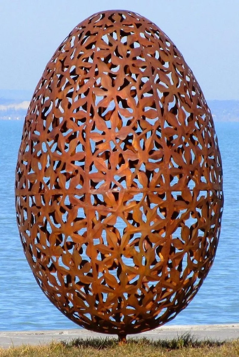 Casa Padrino Luxus Stahl Garten Skulptur Ei Rostfarben Ø 75 x H. 130 cm - Handgefertigte Wetterbeständige Garten Dekoration - Luxus Kollektion