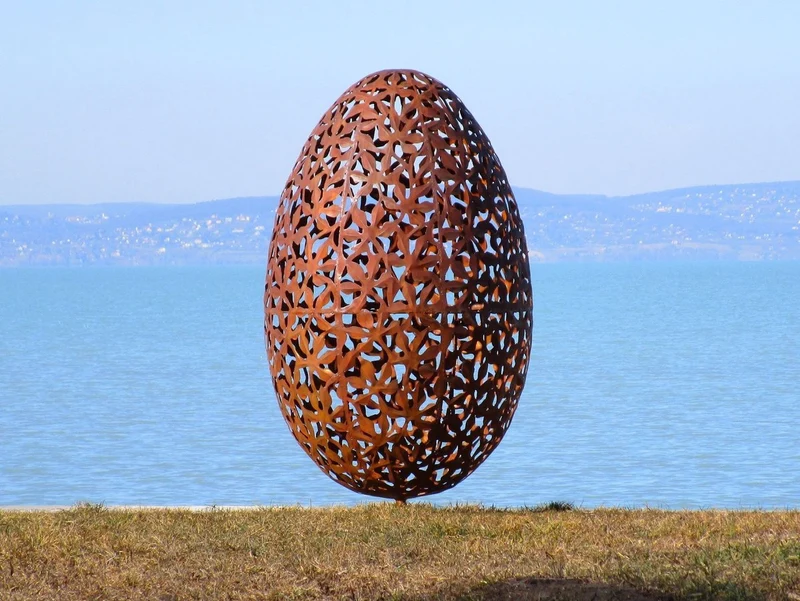 Casa Padrino Luxus Stahl Garten Skulptur Ei Rostfarben Ø 75 x H. 130 cm - Handgefertigte Wetterbeständige Garten Dekoration - Luxus Kollektion