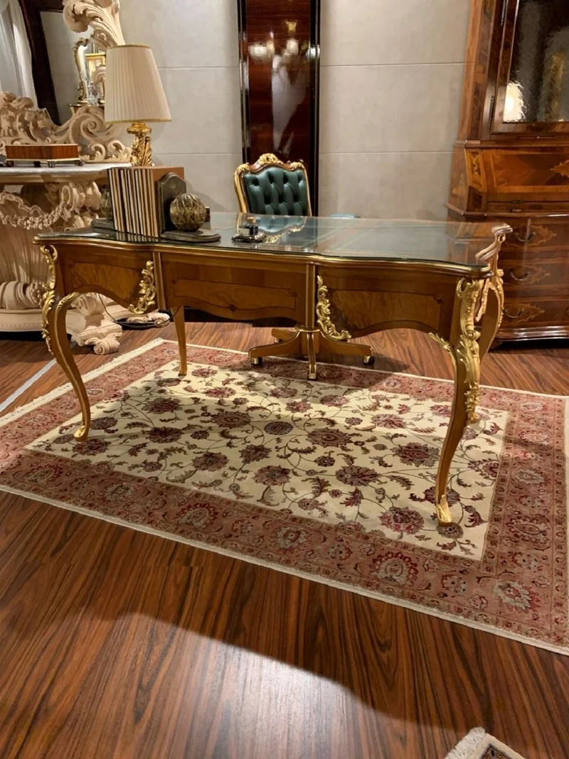 Casa Padrino Luxus Barock Schreibtisch Braun / Gold 156 x 88 x H. 80 cm - Prunkvoller handgefertigter Massivholz Bürotisch mit Glasplatte - Barock Büromöbel - Luxus Qualität