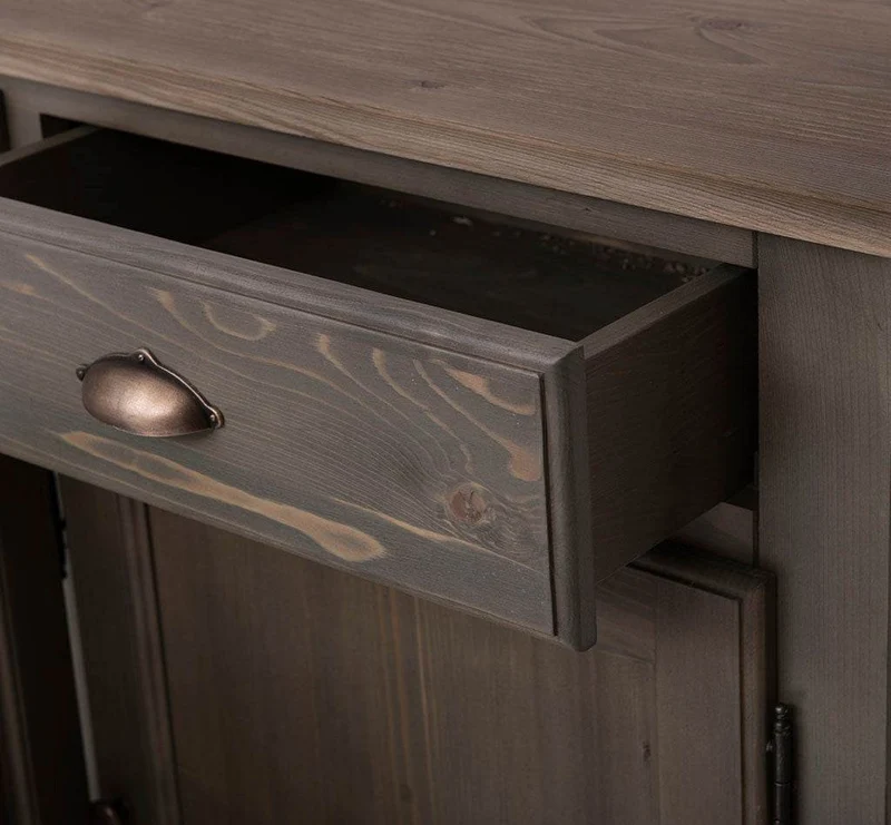 Sideboard aus Massivholz mit drei Schubladen und Türen