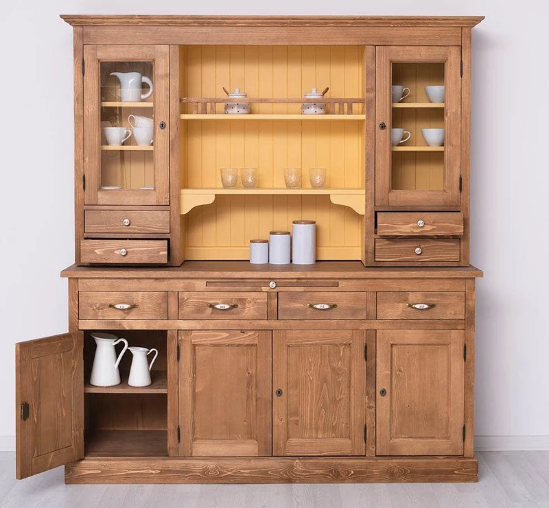 Breiter Buffetschrank aus Massivholz im Landhausstil