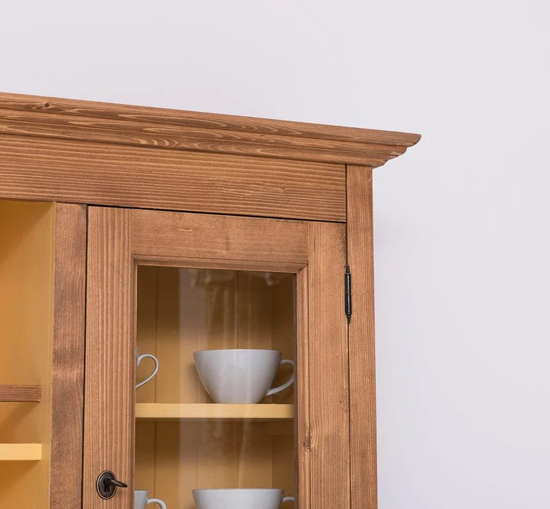 Breiter Buffetschrank aus Massivholz im Landhausstil
